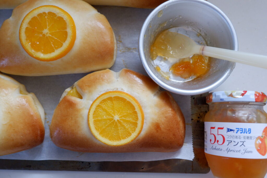 オレンジのクリームパン
